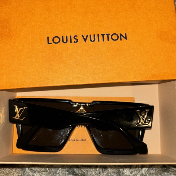 Louis Vuitton cyclone sunglasses - Picture 2 of 3